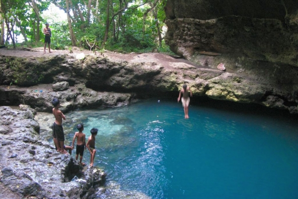 La piscina nella foresta a Tembeling