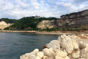 La scogliera di Melasti Beach